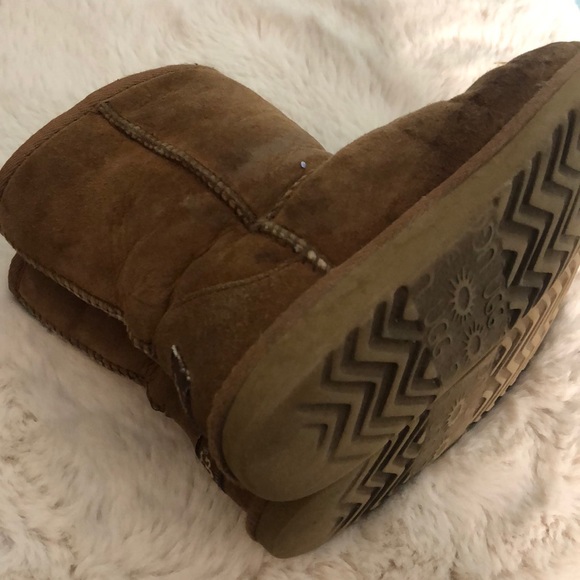 COPY - Girls Classic UGGS - Picture 9 of 10